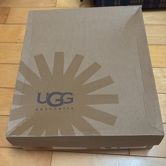 UGG AUSTRALIA “Gaviota” boots in tan - Picture 10 of 11